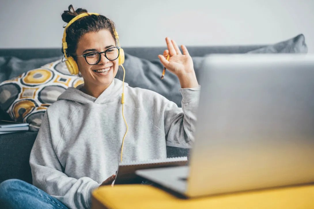 Estudiante participando en una clase online desde casa